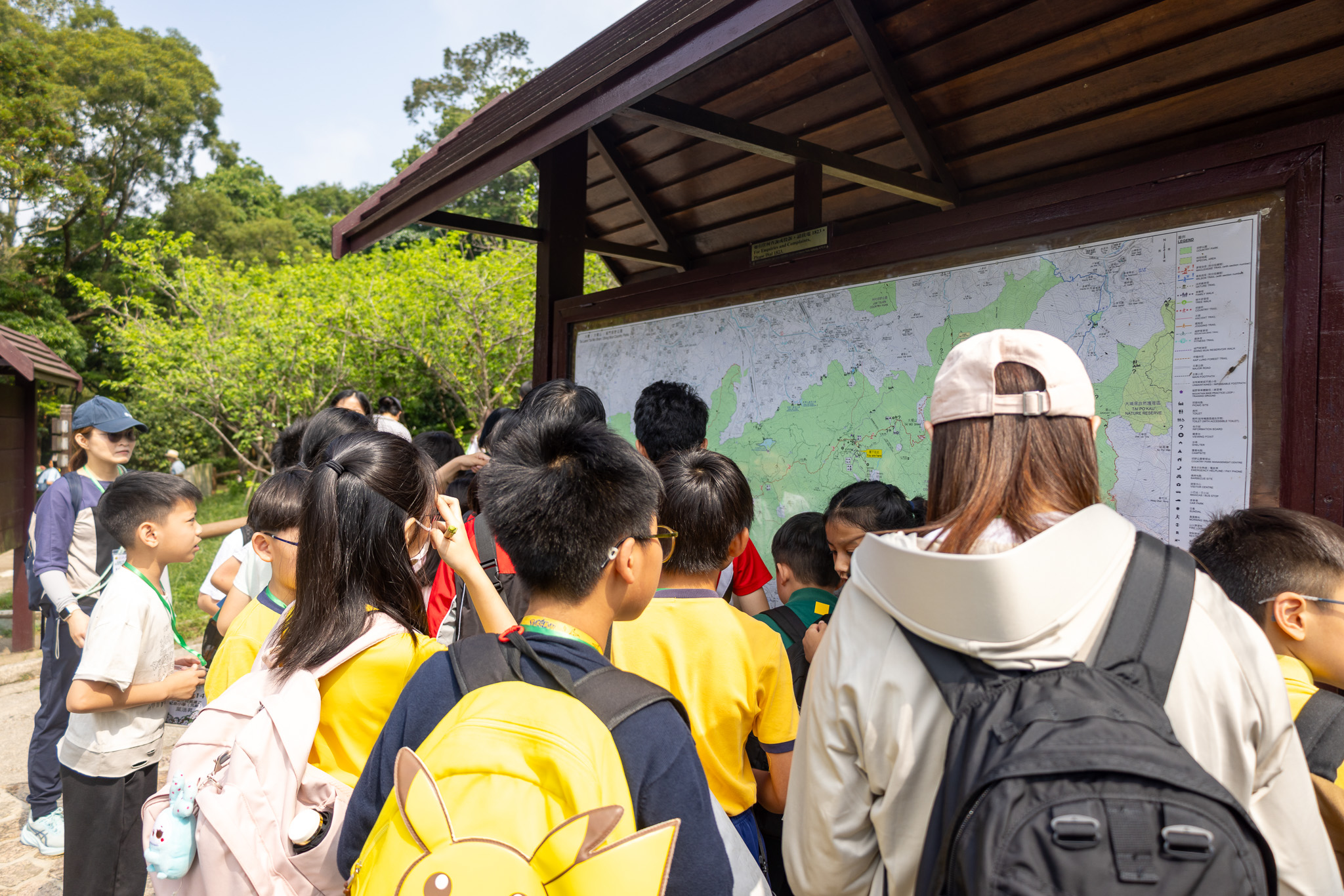 為什麼地圖旁邊人頭湧湧?原來其中一題「自然挑戰站」要考驗參賽者的地圖閱讀能力!